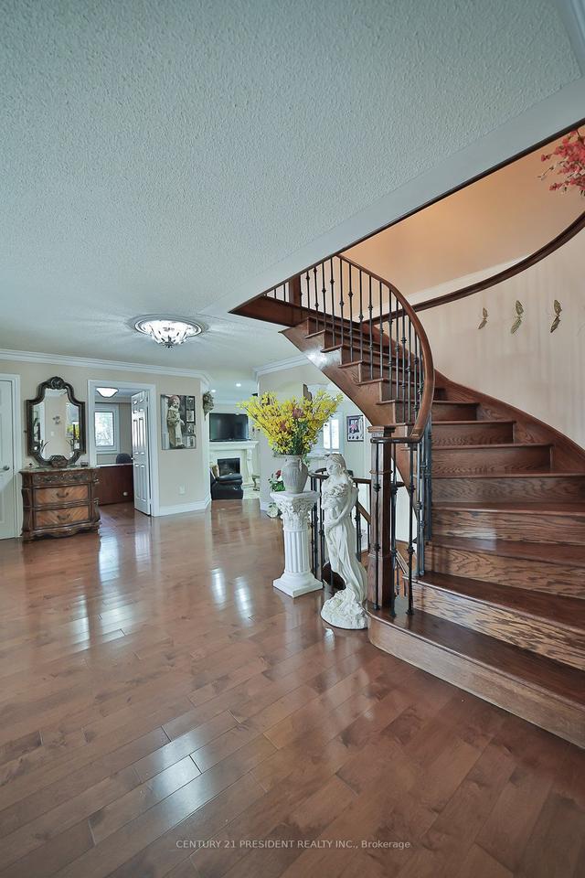 12 Lafleur Crt, House detached with 4 bedrooms, 5 bathrooms and 6 parking in Brampton ON | Image 4