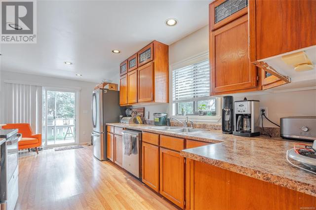 589 Kay St, House detached with 4 bedrooms, 2 bathrooms and 6 parking in Saanich BC | Image 12