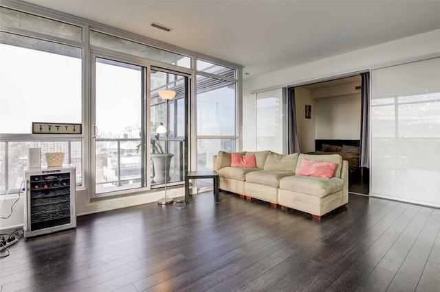 1704 - 290 Adelaide St W, Condo with 2 bedrooms, 1 bathrooms and 1 parking in Toronto ON | Image 3