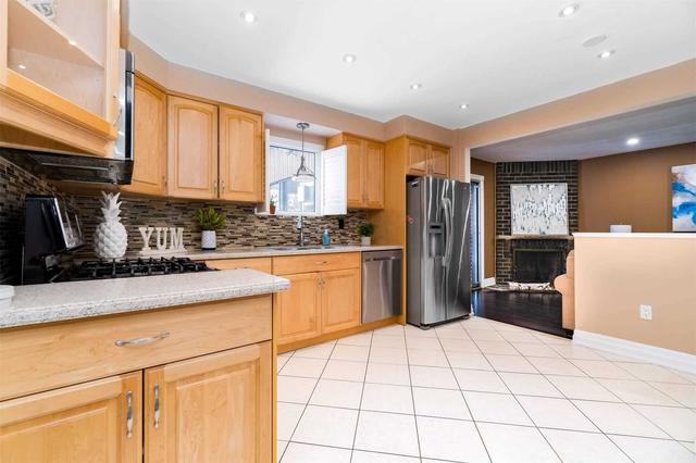 4 Montcalm Pl, House detached with 4 bedrooms, 3 bathrooms and 6 parking in Brampton ON | Image 3