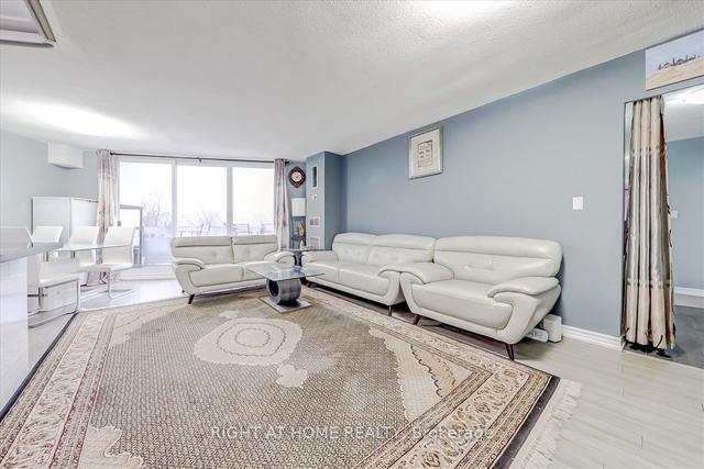 203 - 20 Edgecliff Gfwy, Condo with 3 bedrooms, 2 bathrooms and 1 parking in Toronto ON | Image 2
