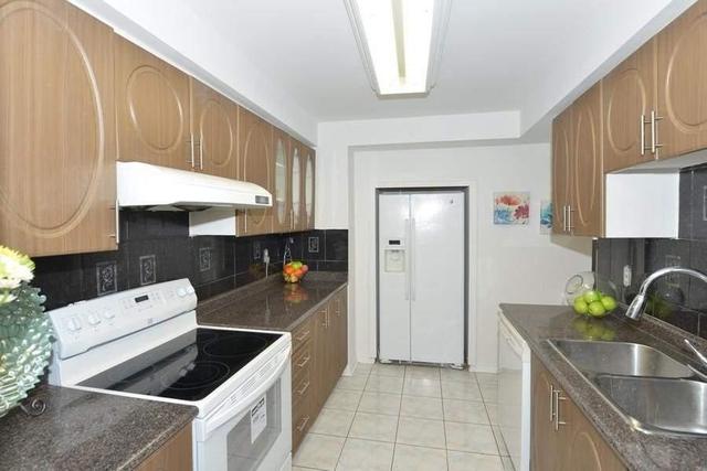 7 Kimberley Cres, Townhouse with 3 bedrooms, 4 bathrooms and 2 parking in Brampton ON | Image 7