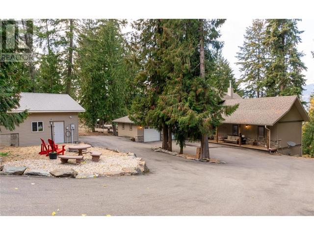 2611 Duncan Road, House detached with 5 bedrooms, 3 bathrooms and 2 parking in Columbia Shuswap C BC | Image 2