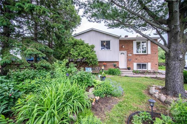206 Castlefrank Road, House detached with 3 bedrooms, 2 bathrooms and 3 parking in Ottawa ON | Image 2