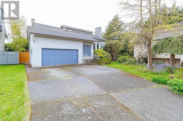 4042 Cavallin Crt, House detached with 6 bedrooms, 5 bathrooms and 2 parking in Saanich BC | Image 2