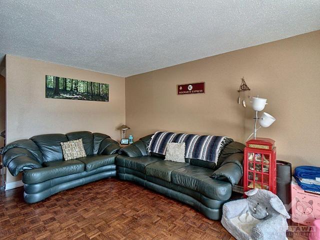 277 Ridgepark Private, Townhouse with 3 bedrooms, 3 bathrooms and 1 parking in Ottawa ON | Image 2