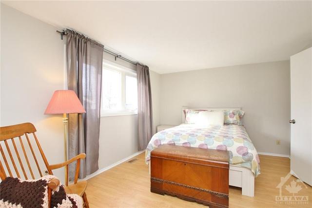15 Saxton Crescent, Townhouse with 3 bedrooms, 2 bathrooms and 2 parking in Ottawa ON | Image 14