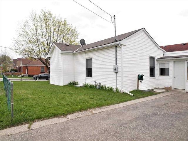16 Washington St, House detached with 3 bedrooms, 1 bathrooms and 4 parking in Brantford ON | Image 1