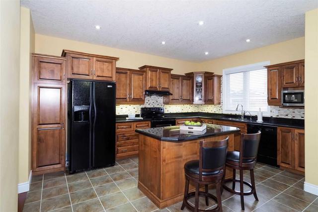 119 Paige St, House detached with 4 bedrooms, 4 bathrooms and 2 parking in Kitchener ON | Image 3