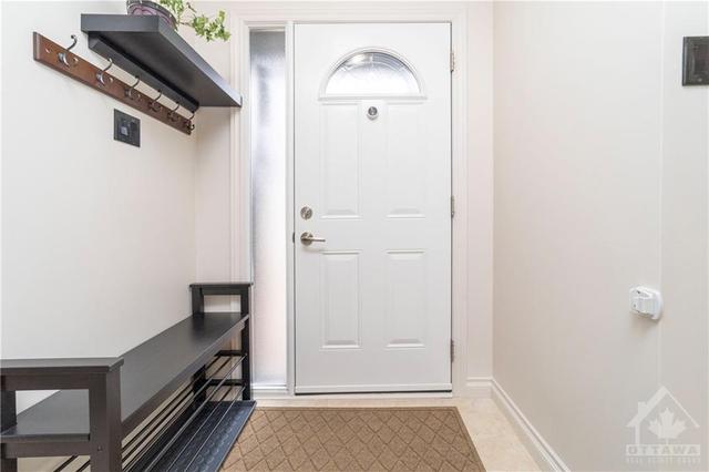 582 Seyton Drive, Townhouse with 3 bedrooms, 2 bathrooms and 2 parking in Ottawa ON | Image 3