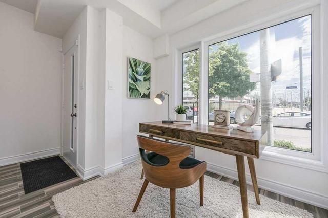 39 Minto St, House semidetached with 3 bedrooms, 3 bathrooms and 1 parking in Toronto ON | Image 2