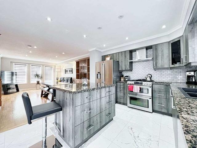 706 Queens Plate Dr, House attached with 3 bedrooms, 4 bathrooms and 2 parking in Toronto ON | Image 17