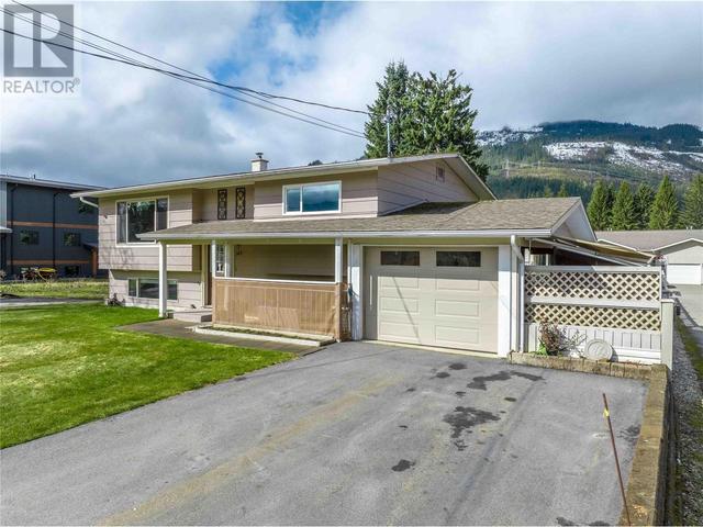 145 Columbia Park Drive, House detached with 2 bedrooms, 2 bathrooms and null parking in Revelstoke BC | Image 2