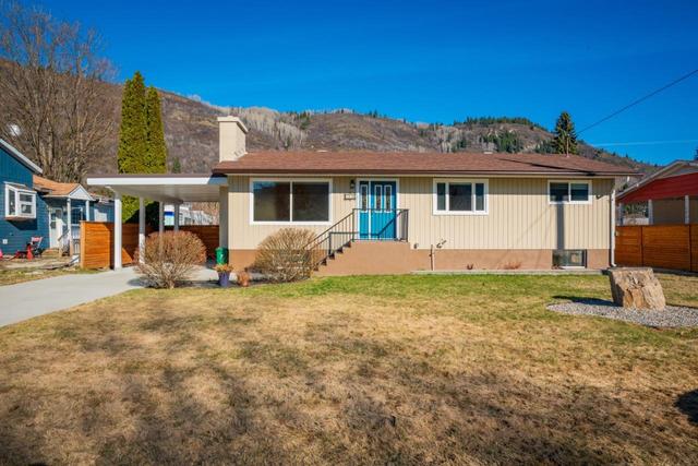 760 9th Avenue, House detached with 3 bedrooms, 2 bathrooms and 5 parking in Montrose BC | Image 1
