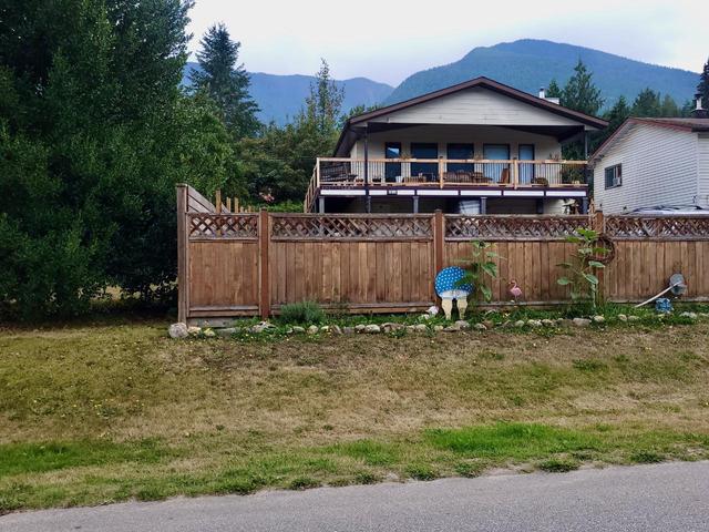 7814 Railway Avenue, House detached with 3 bedrooms, 3 bathrooms and 5 parking in Central Kootenay E BC | Image 5