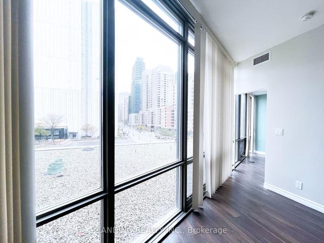 404 - 832 Bay St, Condo with 1 bedrooms, 1 bathrooms and 0 parking in Toronto ON | Image 2