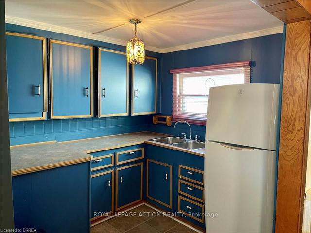 76 Division St, House detached with 2 bedrooms, 1 bathrooms and 4 parking in Brantford ON | Image 4