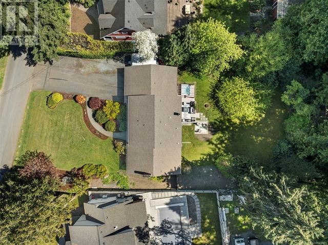 763 Helvetia Cres, House detached with 4 bedrooms, 3 bathrooms and 4 parking in Saanich BC | Image 2