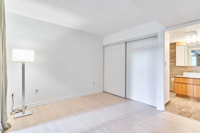 622 - 10 Capreol Crt, Condo with 2 bedrooms, 2 bathrooms and 1 parking in Toronto ON | Image 2
