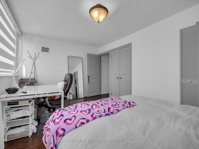 201 - 20 Speers Rd, Condo with 3 bedrooms, 2 bathrooms and 1 parking in Oakville ON | Image 4