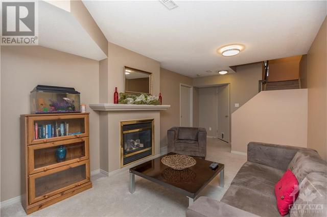 362 Hillsboro Private, Home with 3 bedrooms, 3 bathrooms and 3 parking in Ottawa ON | Image 20