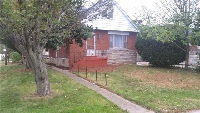 1046 Kennedy Rd, House detached with 4 bedrooms, 3 bathrooms and 1 parking in Toronto ON | Image 1