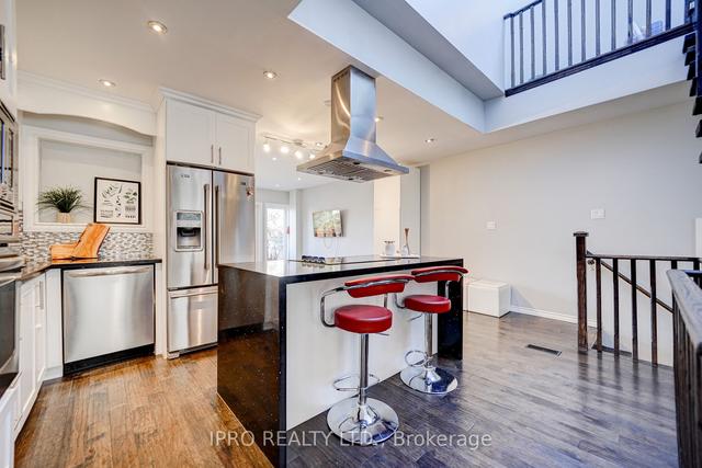 334 Cleveland St, House detached with 4 bedrooms, 4 bathrooms and 1 parking in Toronto ON | Image 2