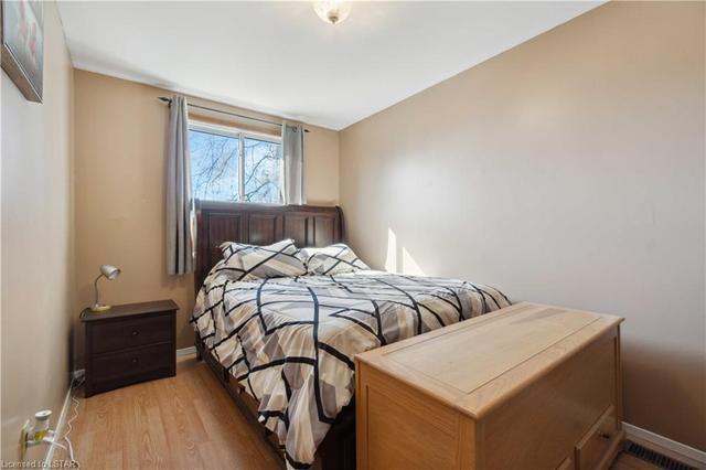 1231 Amsterdam Court, House detached with 4 bedrooms, 1 bathrooms and 5 parking in Sarnia ON | Image 3