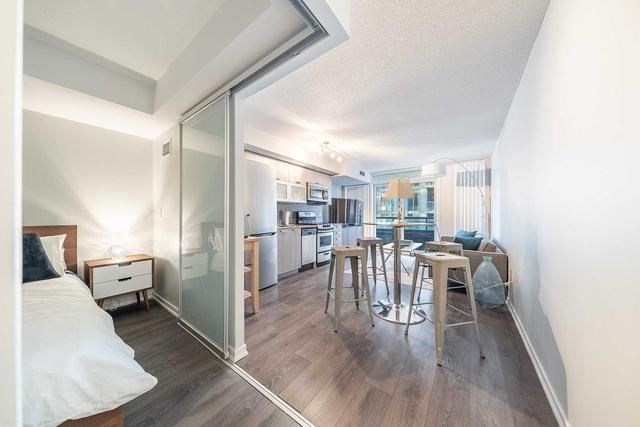 512 - 36 Lisgar St, Condo with 2 bedrooms, 1 bathrooms and 1 parking in Toronto ON | Image 2