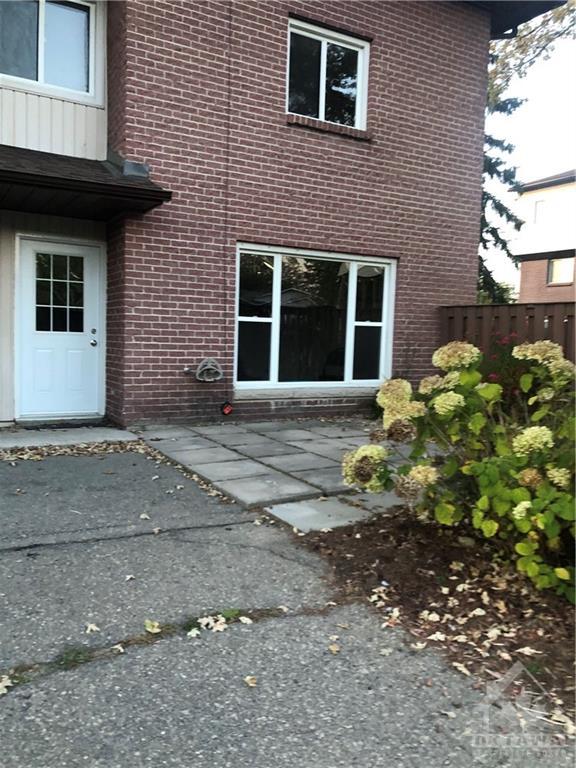 d - 6 Pearl Street, Townhouse with 3 bedrooms, 1 bathrooms and 1 parking in Smiths Falls ON | Card Image