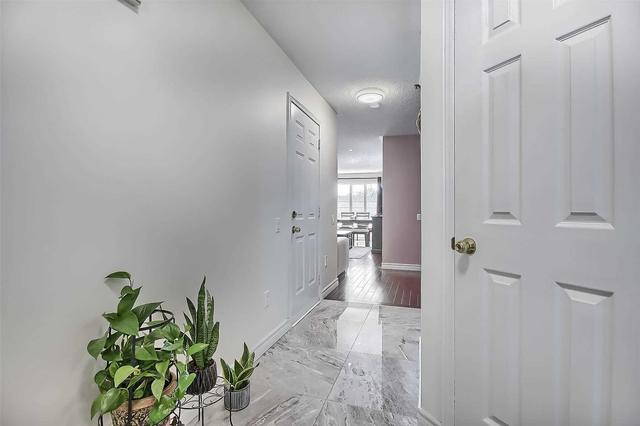 35h View Green Cres, House attached with 3 bedrooms, 4 bathrooms and 4 parking in Toronto ON | Image 39