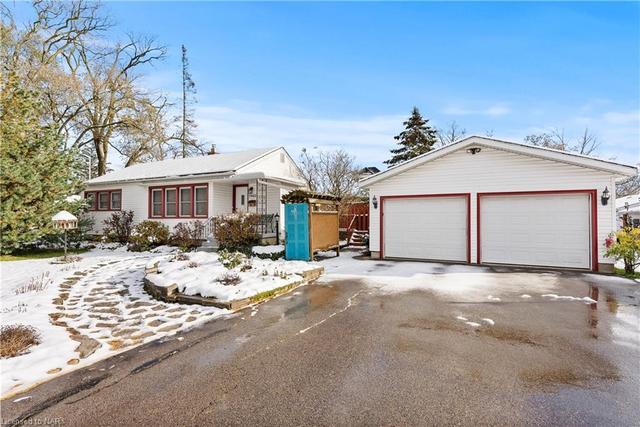 7962 Booth Street, House detached with 2 bedrooms, 2 bathrooms and 8 parking in Niagara Falls ON | Image 1