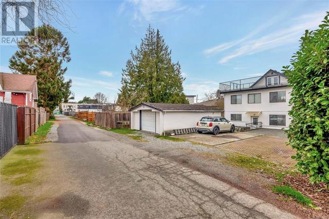 Alleyway + parking + detached garage | Image 35