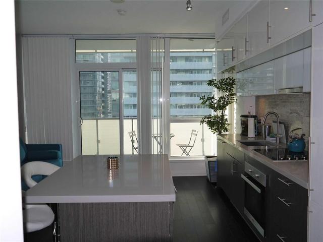 1612 - 8 Mercer St, Condo with 1 bedrooms, 1 bathrooms and null parking in Toronto ON | Image 4