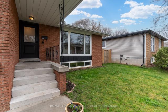 8 Colmar Pl, House detached with 3 bedrooms, 2 bathrooms and 5 parking in Hamilton ON | Image 11