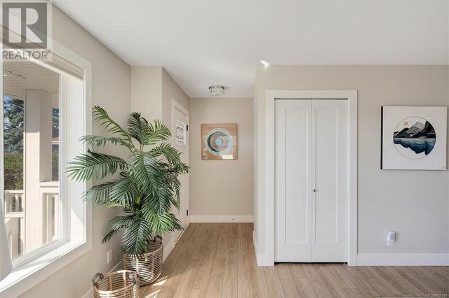 Entrance with closet | Image 5