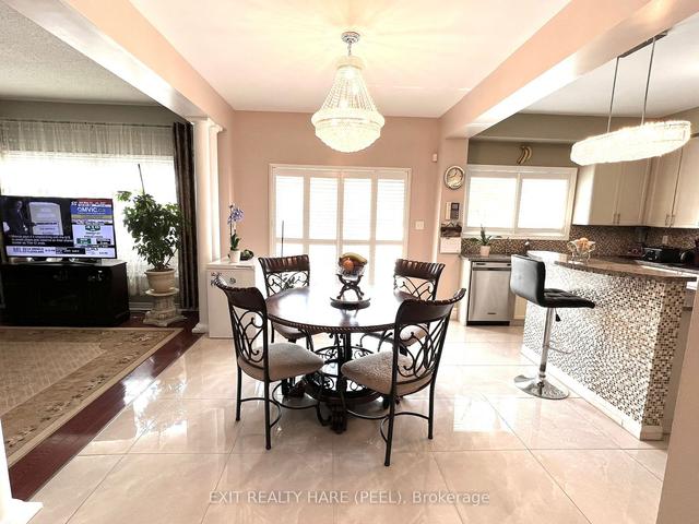 3 Applegrove Crt, House detached with 4 bedrooms, 5 bathrooms and 7 parking in Brampton ON | Image 3