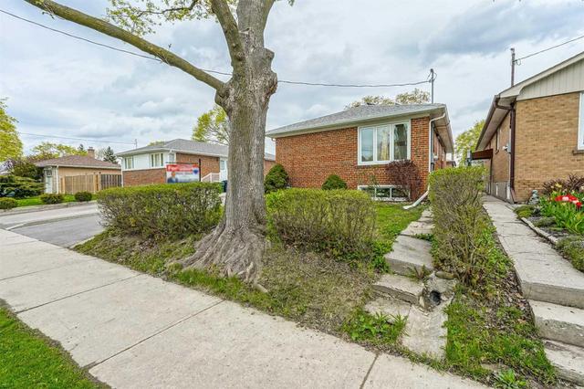 63 Porterfield Rd, House detached with 3 bedrooms, 2 bathrooms and 4 parking in Toronto ON | Image 2