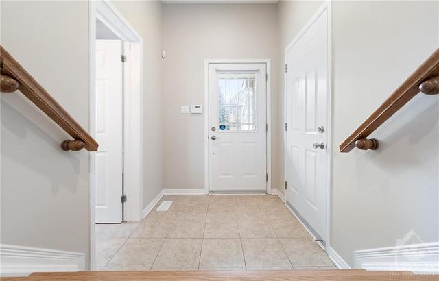 325 Bryarton Street, Townhouse with 3 bedrooms, 3 bathrooms and 2 parking in Ottawa ON | Image 3