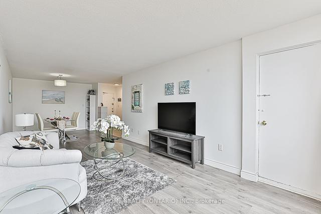 2309 - 340 Dixon Rd, Condo with 2 bedrooms, 1 bathrooms and 1 parking in Toronto ON | Image 4