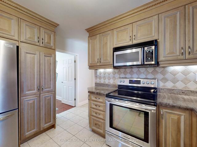 33 Romfield Dr, House detached with 3 bedrooms, 2 bathrooms and 6 parking in Toronto ON | Image 5