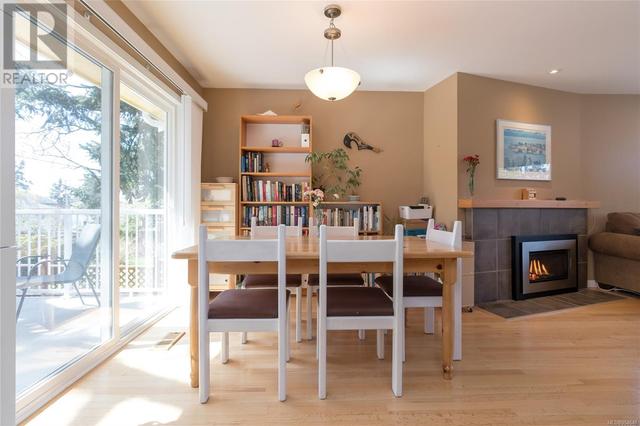 1865 Elmhurst Pl, House detached with 5 bedrooms, 2 bathrooms and 1 parking in Saanich BC | Image 7