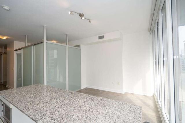 1610 - 426 University Ave, Condo with 1 bedrooms, 1 bathrooms and 0 parking in Toronto ON | Image 11