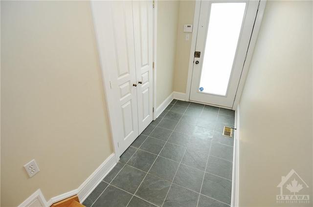239 Second Avenue, Townhouse with 3 bedrooms, 3 bathrooms and 2 parking in Ottawa ON | Image 2