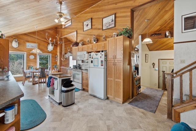 1176 Marshall Road, House detached with 4 bedrooms, 3 bathrooms and 5 parking in Central Kootenay J BC | Image 25