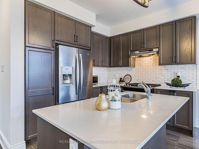 7 Dolobram Tr, House semidetached with 3 bedrooms, 3 bathrooms and 3 parking in Brampton ON | Image 2