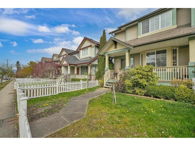 6736 184 Street, House attached with 4 bedrooms, 4 bathrooms and 3 parking in Surrey BC | Image 2
