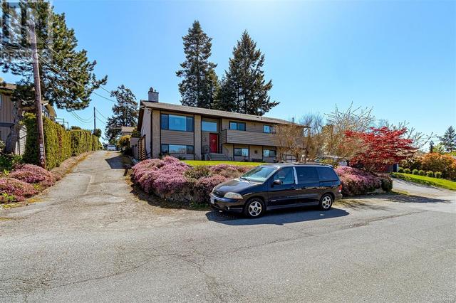 559 Kenneth St, House detached with 4 bedrooms, 3 bathrooms and 4 parking in Saanich BC | Image 56