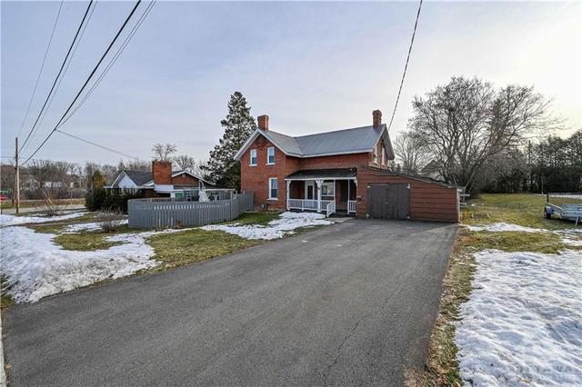 10 Vancourtland Street S, House detached with 3 bedrooms, 2 bathrooms and 6 parking in Arnprior ON | Image 2