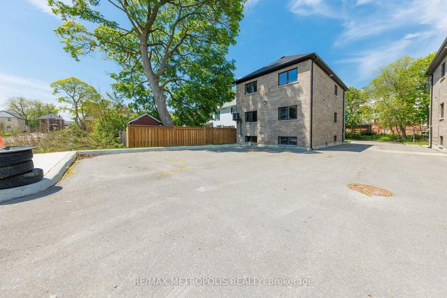 2 - 75 Hogarth St, House detached with 2 bedrooms, 1 bathrooms and 1 parking in Oshawa ON | Image 3